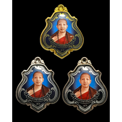 ล็อกเก็ตครูบาอริยชาติ (ชุดกรรมการ:หลังเนื้อทองคำ, เนื้อเงิน, เนื้อนวะ, สีน้ำเงิน) Kruba Ariyachart Locket. (Kammakan Set: back made of gold, silver, and Nawa material, blue color) SKU-03934