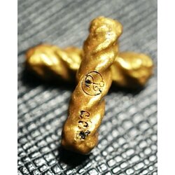 ตะกรุดพญาสาริการ้อยรัง (รุ่น2: เจ้าสัวรวยทรัพย์, สีทองดอกครู) 100 Nests Phaya Sarika Takrud (2nd batch: Lucky & Wealthy, gold color). SKU-03317