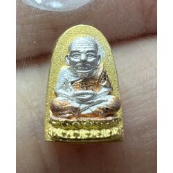 หลวงพ่อทวด พิมพ์พระรอดเล็ก (เนื้อเงินชุบสามกษัตริย์) Luang Pu Thuat coin (Model:Phra Rod, Silver Material, 3K Plated). SKU-01982