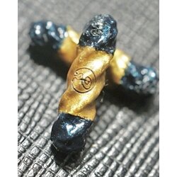 ตะกรุดพญาสาริการ้อยรัง (รุ่น2: เจ้าสัวรวยทรัพย์, สีน้ำเงินเข้ม) 100 Nests Phaya Sarika Takrud (2nd batch: Lucky & Wealthy, dark blue color). SKU-03323