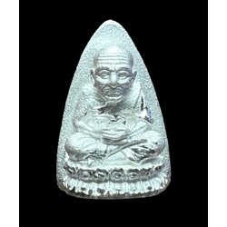 หลวงพ่อทวด พิมพ์เตารีด 104 ปี (พิมพ์เล็ก:.เนื้อเงินขัดเงา) Luang Pu Thuat 104 Year (Model: Iron-shaped, Small size, Silver material). SKU-02363
