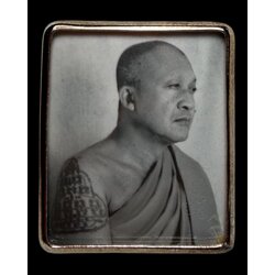 รูปถ่ายหลวงพ่อชำนาญฟิล์มกระจกโบราณ (รุ่น:กองบุญกฐิน2568) Luang Por Chamnan’s Wet-Plate Collodion Portrait. (series:kathina merit fund 2568) SKU-04066