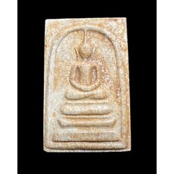 พระสมเด็จแช่น้ำมนต์ (หลังลายเซ็น, พิมพ์ฐานแซม) Phra Somdej Soaked Holy Water (signature on the back, stepped base model). SKU-03426