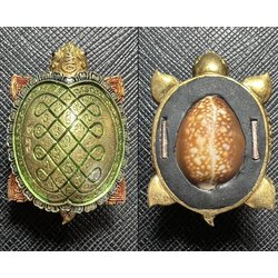 พญาเต่าเรือนโคตรเศรษฐี (เนื้อทองเหลือง, ลงยาสามสี, ตะกรุดเงิน2ดอก) Wealth Of Billionaire Turtle King (brass material, three-colors enamel, 2 silver Takruds) SKU-03704