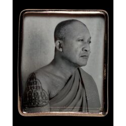 รูปถ่ายหลวงพ่อชำนาญฟิล์มกระจกโบราณ (รุ่น:กองบุญกฐิน2568,หลังเกศา) Luang Por Chamnan’s Wet-Plate Collodion Portrait. (series:kathina merit fund 2568,with Luang Por Chamnan’s hairs) SKU-04065