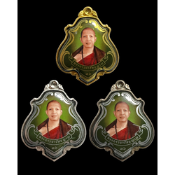 ล็อกเก็ตครูบาอริยชาติ (ชุดกรรมการ:หลังเนื้อทองคำ, เนื้อเงิน, เนื้อนวะ, สีเขียว) Kruba Ariyachart Locket. (Kammakan Set: back made of gold, silver, and Nawa material, green color) SKU-03936