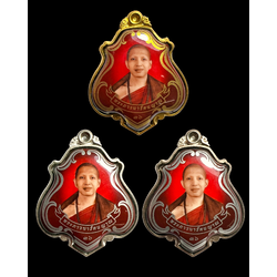 ล็อกเก็ตครูบาอริยชาติ (ชุดกรรมการ:หลังเนื้อทองคำ, เนื้อเงิน, เนื้อนวะ, สีแดง) Kruba Ariyachart Locket. (Kammakan Set: back made of gold, silver, and Nawa material, red color) SKU-03935