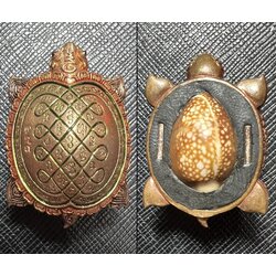 พญาเต่าเรือนโคตรเศรษฐี (เนื้อทองแดง, ลงยาสามสี, ตะกรุดเงิน2ดอก) Wealth Of Billionaire Turtle King (copper material, three-colors enamel, 2 silver Takruds) SKU-03705