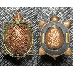 พญาเต่าเรือนโคตรเศรษฐี (เนื้อทองแดง, ลงยาสามสี, ตะกรุดทองคำ2ดอก) Wealth Of Billionaire Turtle King (copper material, three-colors enamel, 2 gold Takruds) SKU-03703