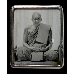 รูปถ่ายหลวงพ่อชำนาญฟิล์มกระจกโบราณ (รุ่น:กองบุญกฐิน2568,หลังจีวร,ตะกรุดเงิน) Luang Por Chamnan’s Wet-Plate Collodion Portrait. (series:kathina merit fund 2568,with Luang Por Chamnan’s monastic robe and silver takrud) SKU-04064