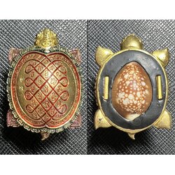 พญาเต่าเรือนโคตรเศรษฐี (เนื้อทองเหลือง, ลงยาสามสี, ตะกรุดทองคำ2ดอก) Wealth Of Billionaire Turtle King (brass material, three-colors enamel, 2 gold Takruds) SKU-03701