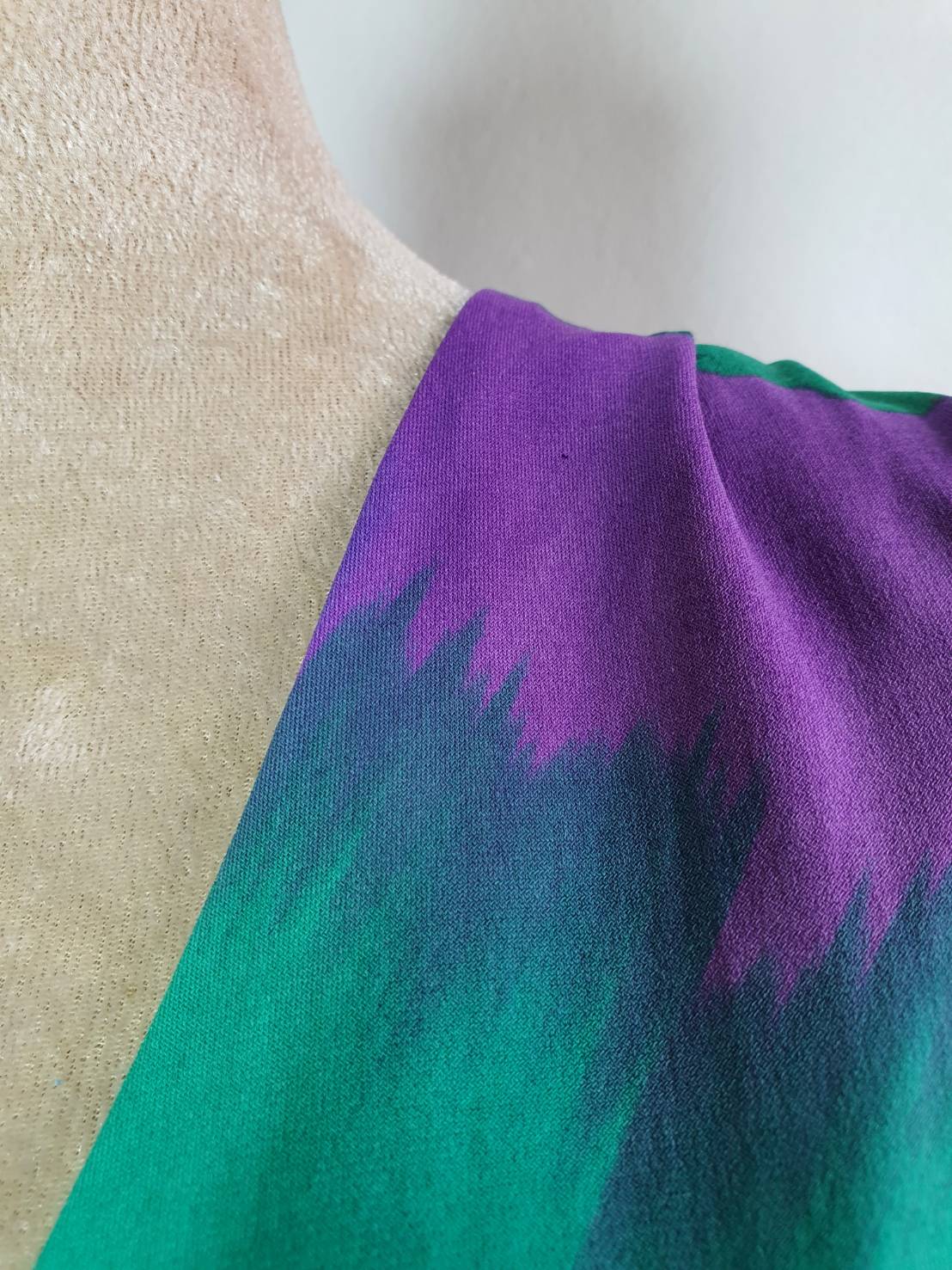 FF03877 เสื้อผ้ามือสอง สีเขียวหลากสี แบรนด์ FASHION BUG อก 44-48นิ้ว