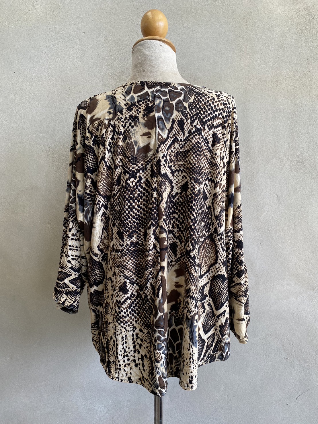 FF04564 เสื้อผ้ามือสอง สีน้ำตาลลาย อก free-55 นิ้ว
