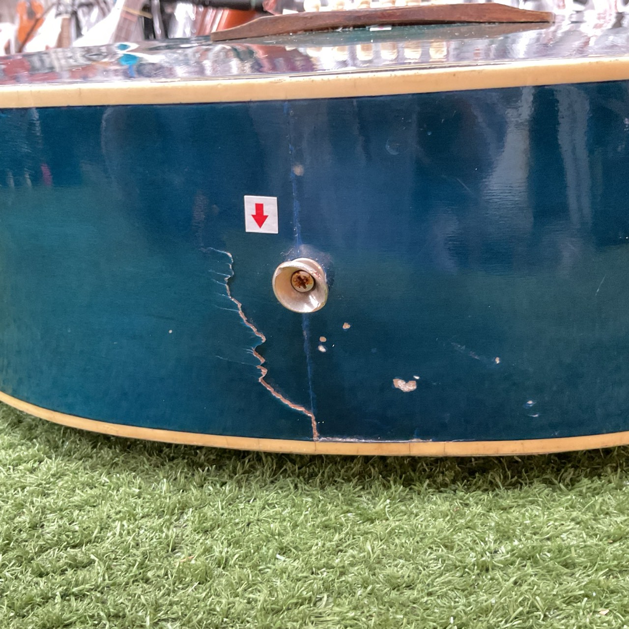 กีต้าร์โปร่งไฟฟ้า Mavis