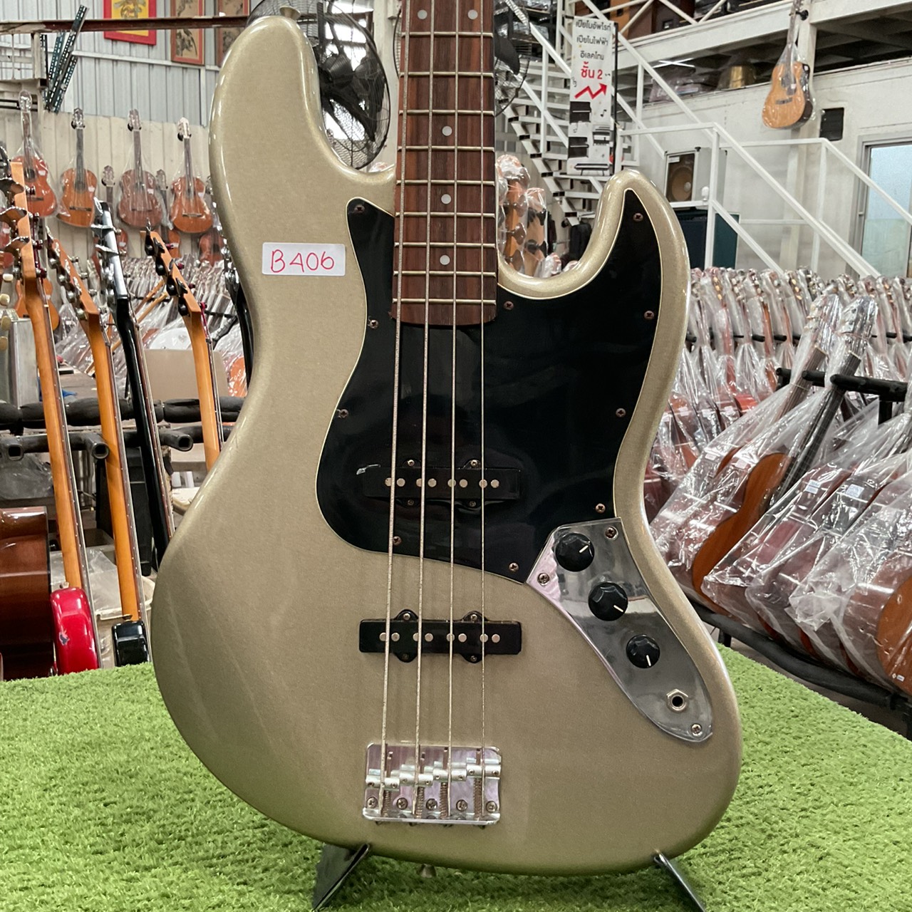 กีต้าร์เบส Legend