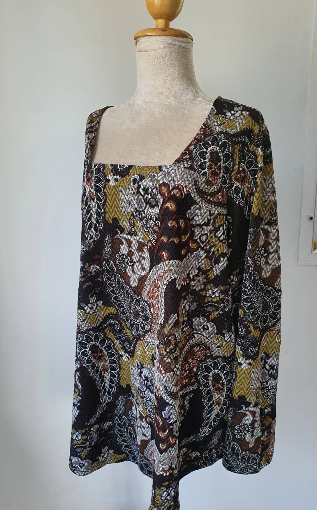 FF04365 เสื้อผ้ามือสอง ลวดลายสวย แบรนด์ Chenault อก 52-60นิ้ว