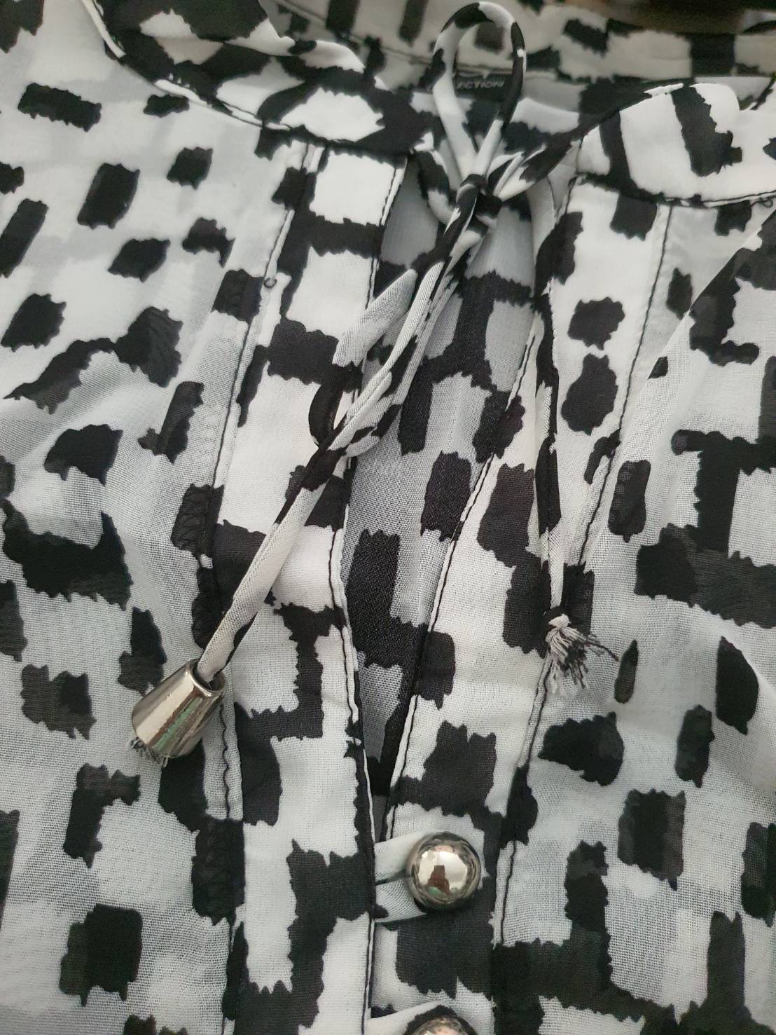 FF06394 เสื้อชีฟอง มือสอง สีขาวลายดำ อก 43 นิ้ว