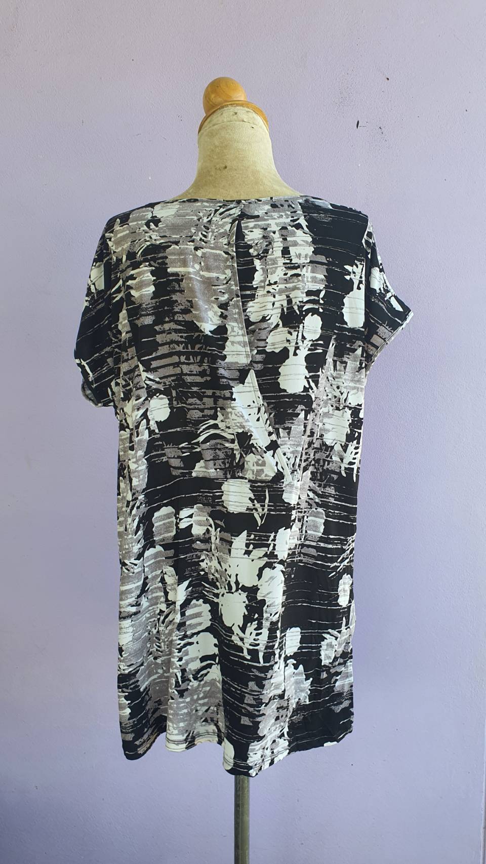 FF03013 เสื้อผ้ามือสอง สีดำลายขาวเทา ricki's อก 44-50 นิ้ว