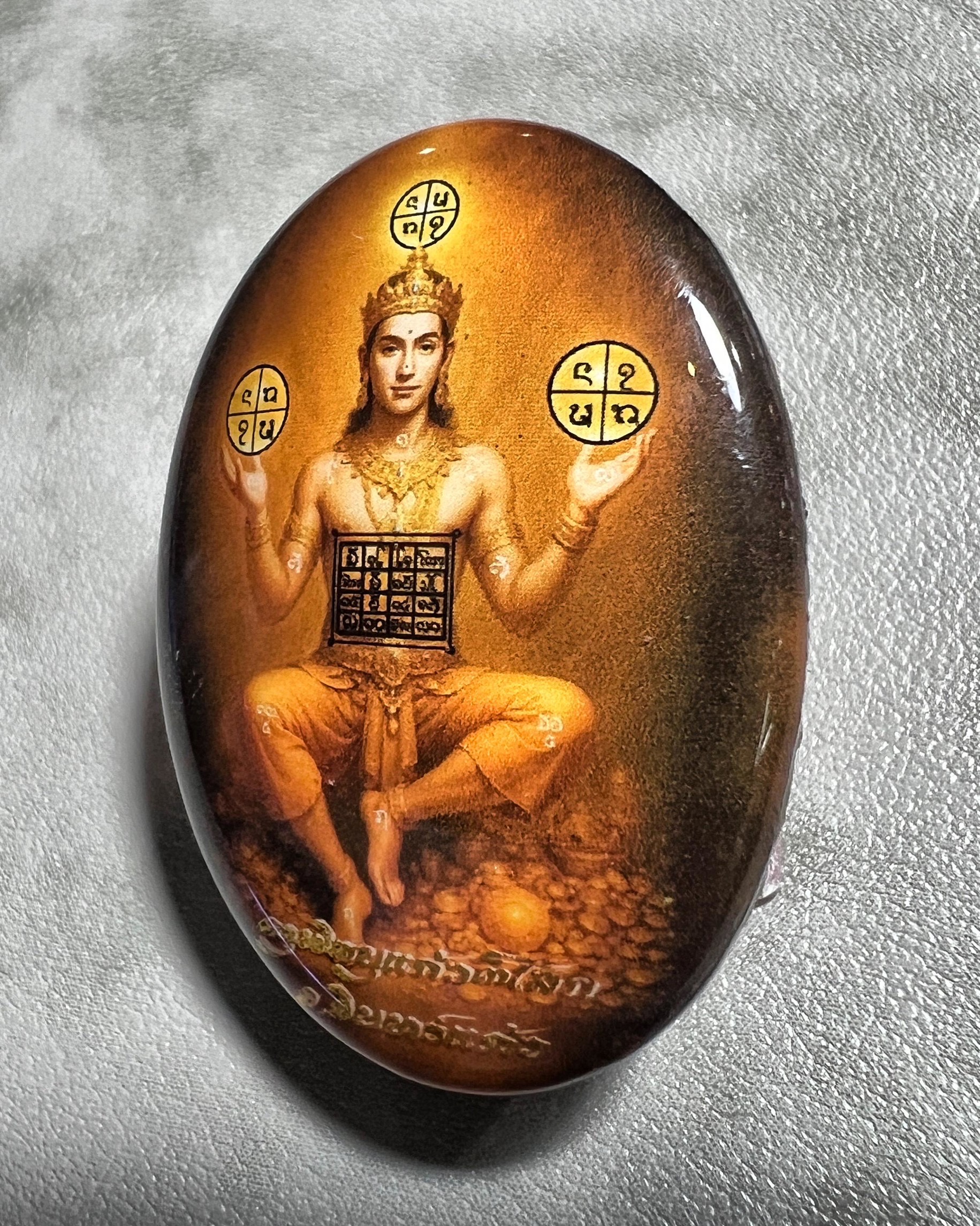 ล็อกเก็ตครูพิสนูแก้ว3โลก (ขนาดกลาง) Three Sacred Orbs God Locket. (medium size) SKU-04003