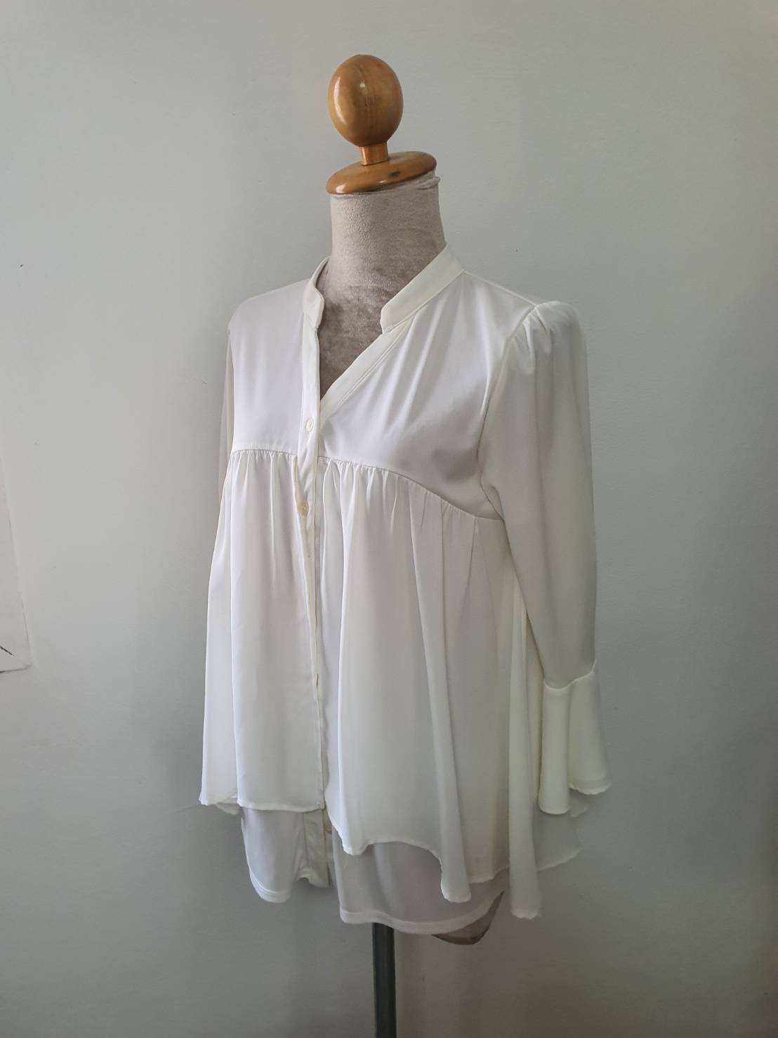 FF06304 เสื้อผ้ามือสอง สีขาวครีม อก 36-37 นิ้ว