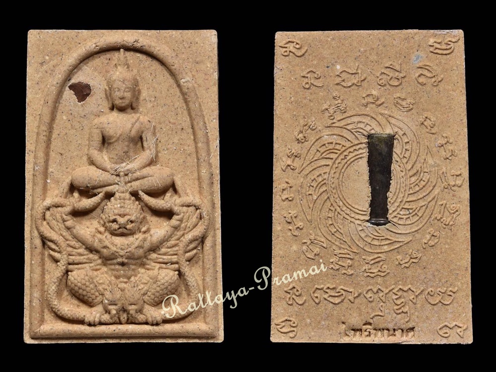 พระสมเด็จทรงครุฑ เนื้อเหลืองขาว ฝังเม็ดแร่ ด้านหลังฝังปลอกลูกปืน หลวงปู่ผาด วัดไร่
