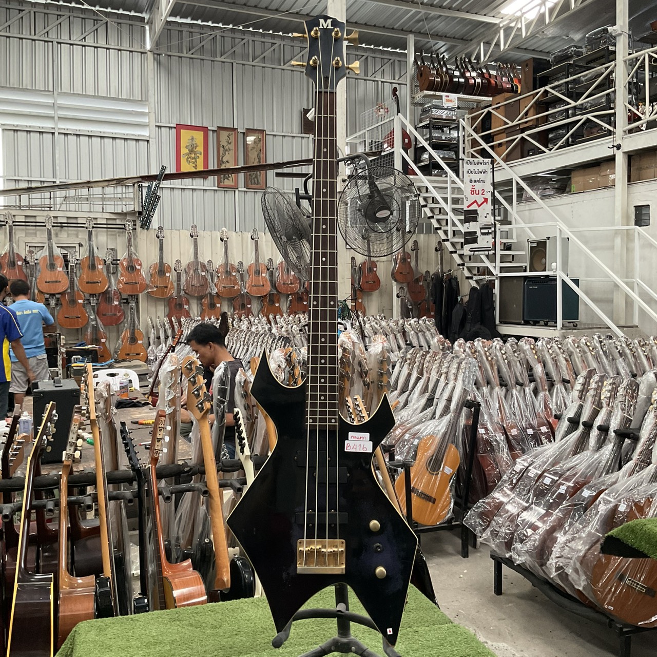 กีต้าร์เบส M