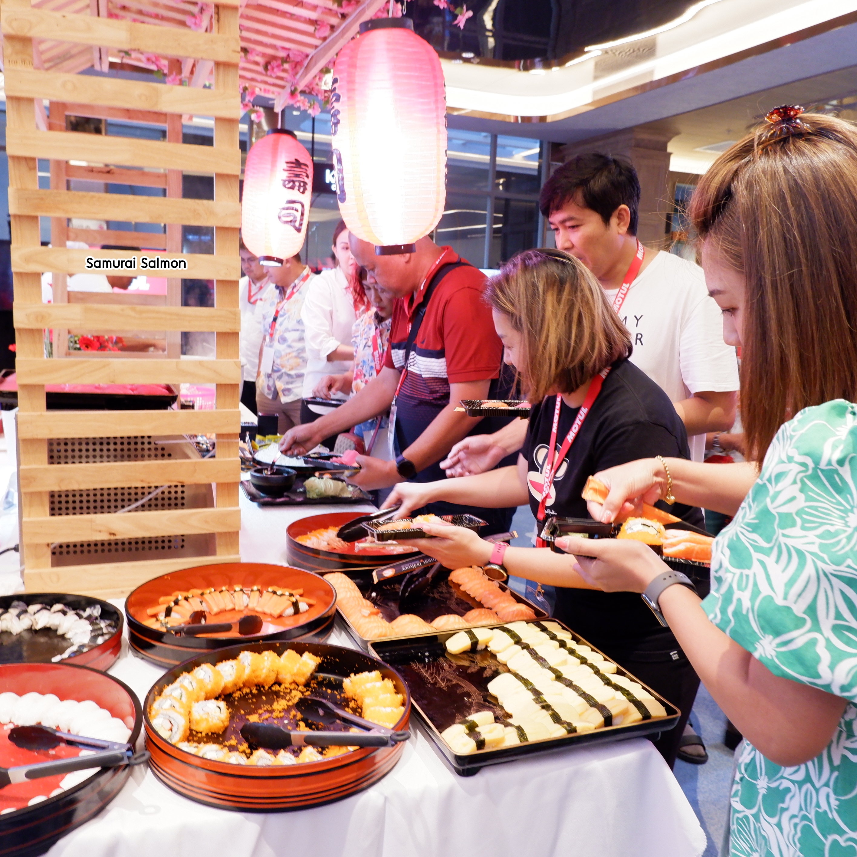 ออกซุ้มจัดเลี้ยงอาหารญี่ปุ่น ซาซิมิและซูชิ งานประชุม SERI WATHANA 2024
