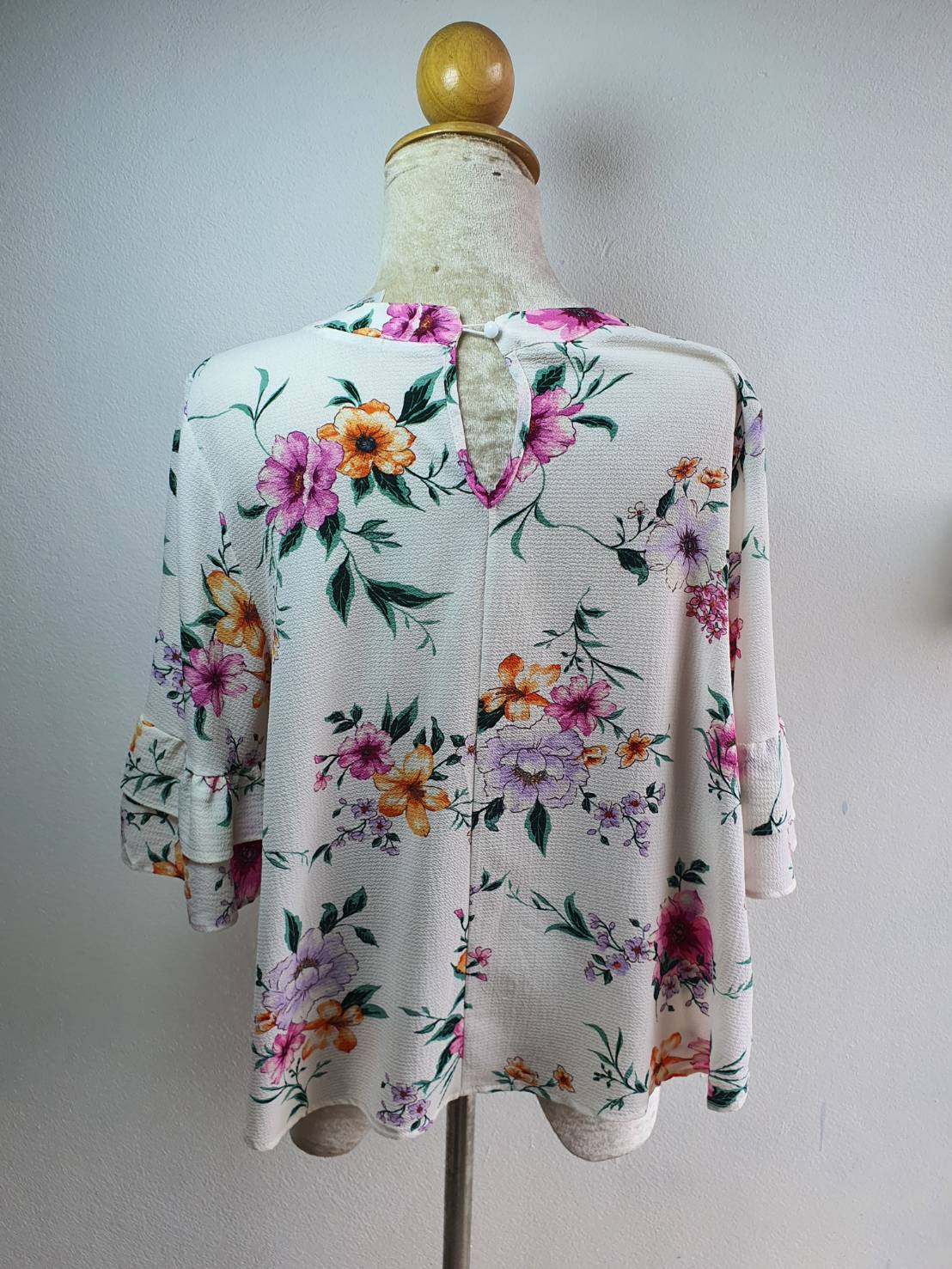 FF04142 เสื้อผ้ามือสอง ลายดอกไม้สีขาว แบรนด์ URBAN ROMANTICS อก 42 นิ้ว