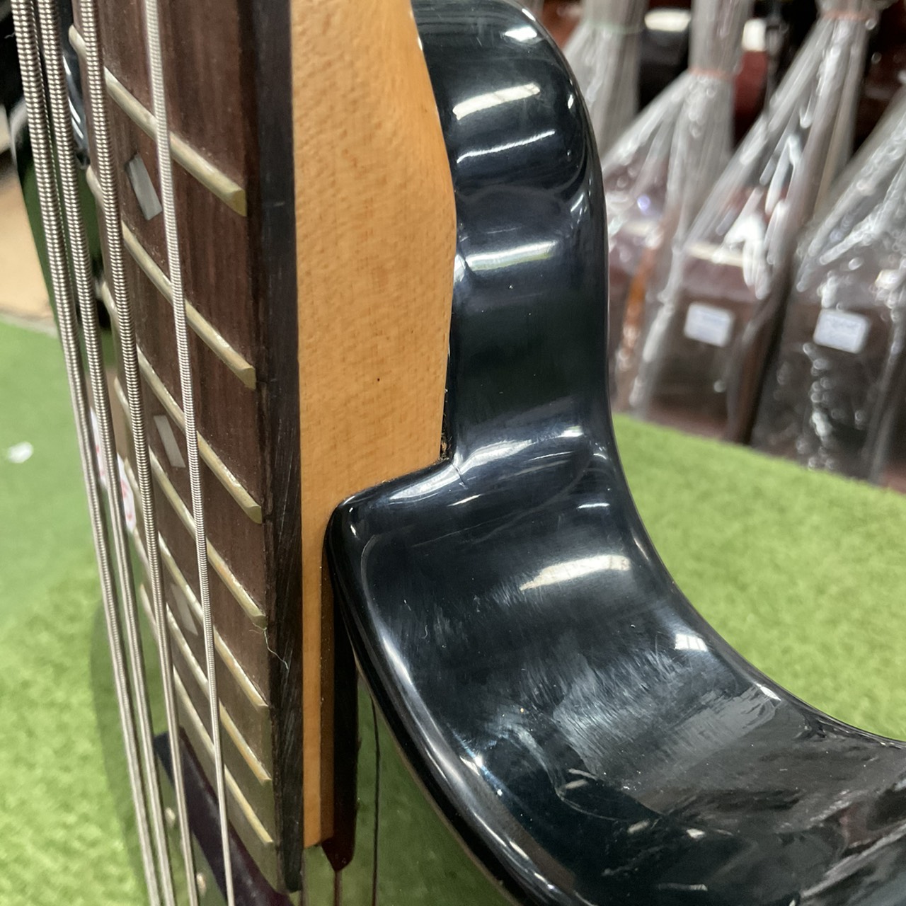 กีต้าร์เบส R