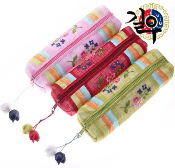 กระเป๋าเกาหลี กระเป๋าผ้าเกาหลีใส่ดินสอ ปากกา เครื่องเขียน เครื่องสำอางค์ สไตล์เกาหลี 한국식 연필 가방 자수 연필 가방 여행 기념 학교 행사 작은 선물 슬라브 원사 소재 가방