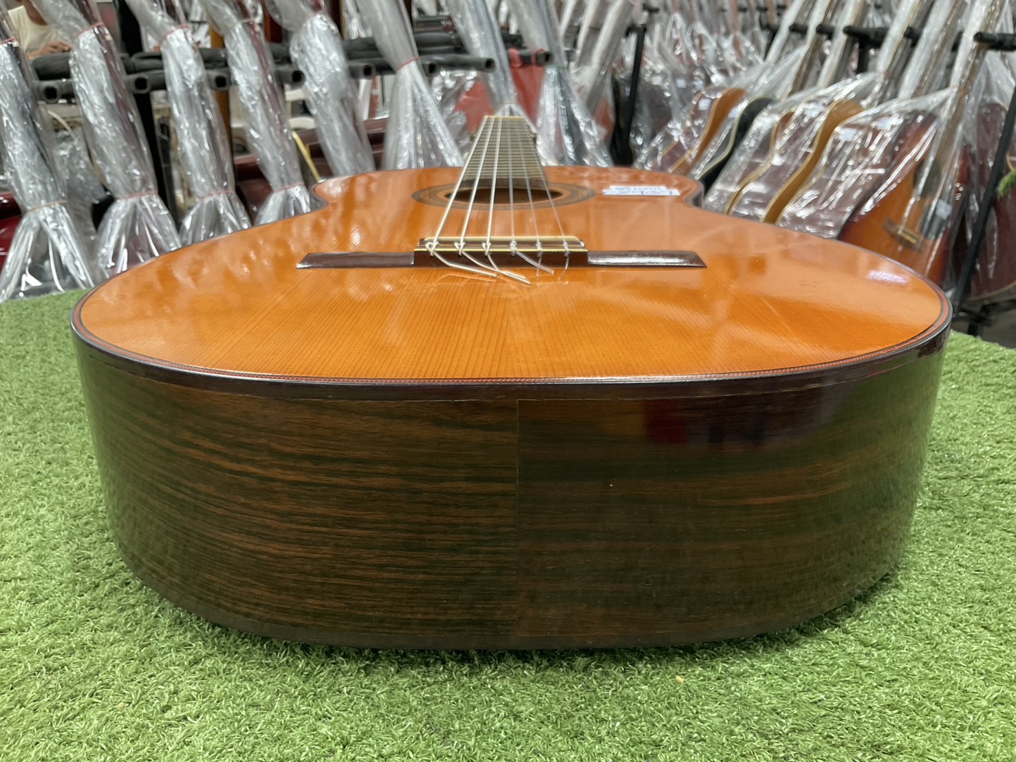 กีต้าร์คลาสสิค ยี่ห้อตามภาพ