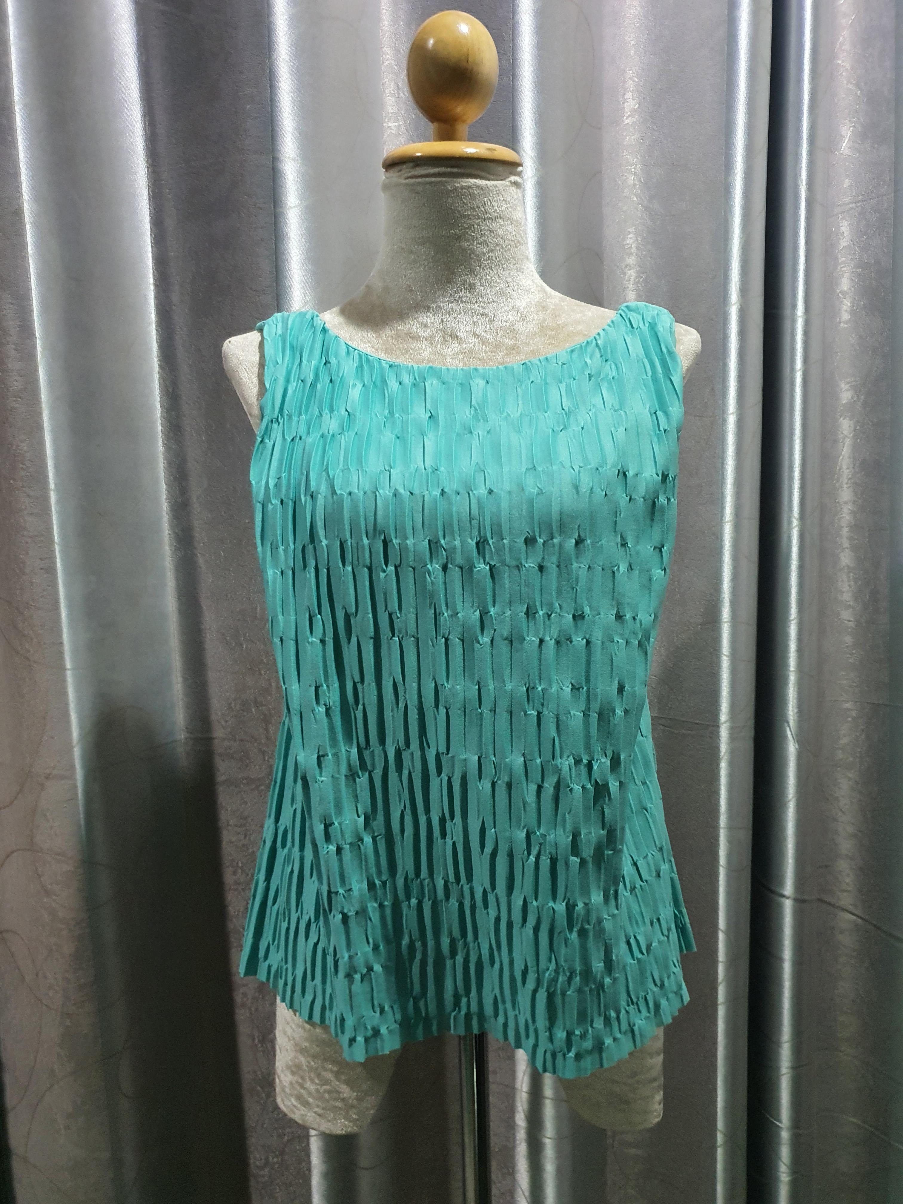 FF01984 เสื้อแฟชั่น แขนกุด มือสอง สีเขียวโศก อก 33-34 นิ้ว