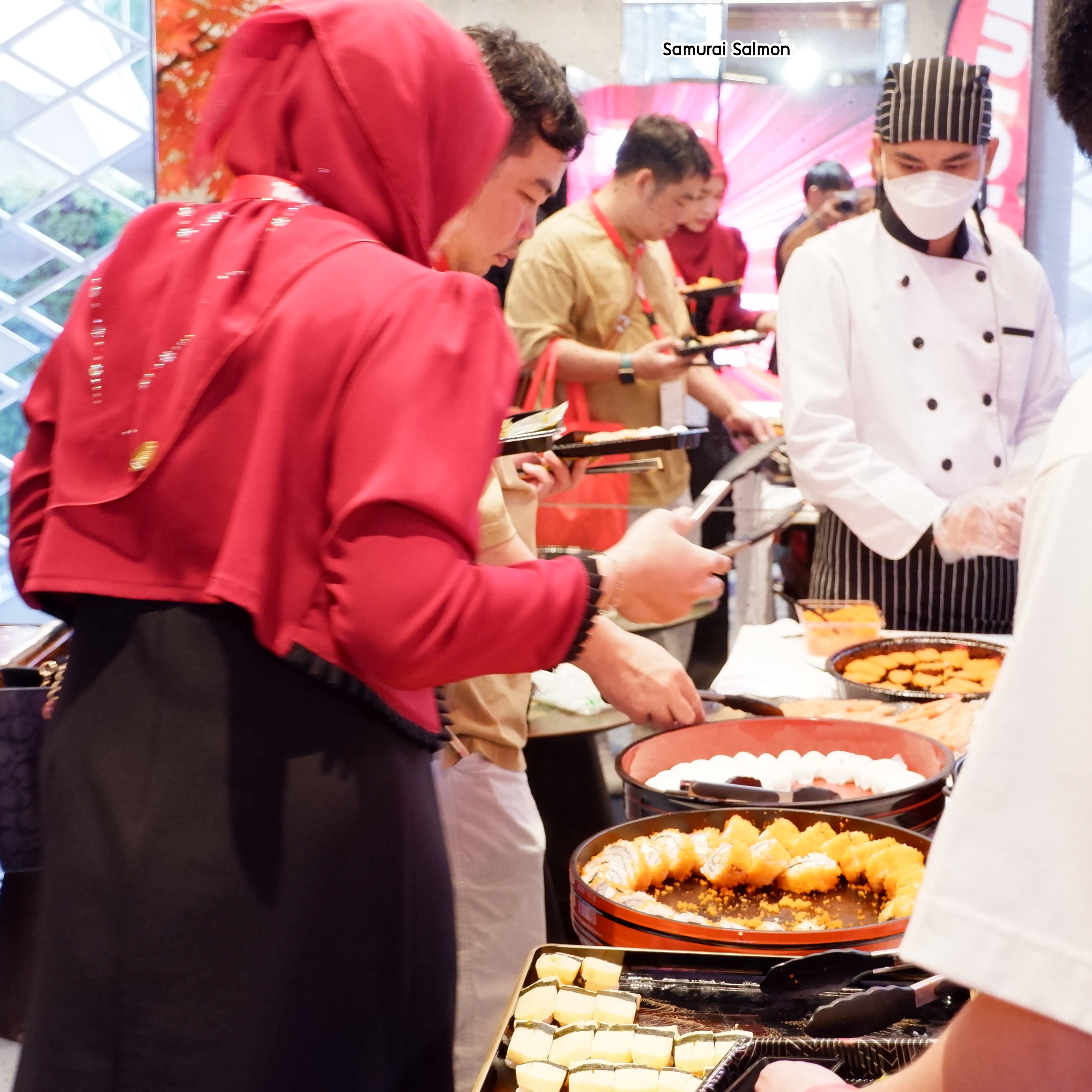 ออกซุ้มจัดเลี้ยงอาหารญี่ปุ่น ซาซิมิและซูชิ งานประชุม SERI WATHANA 2024