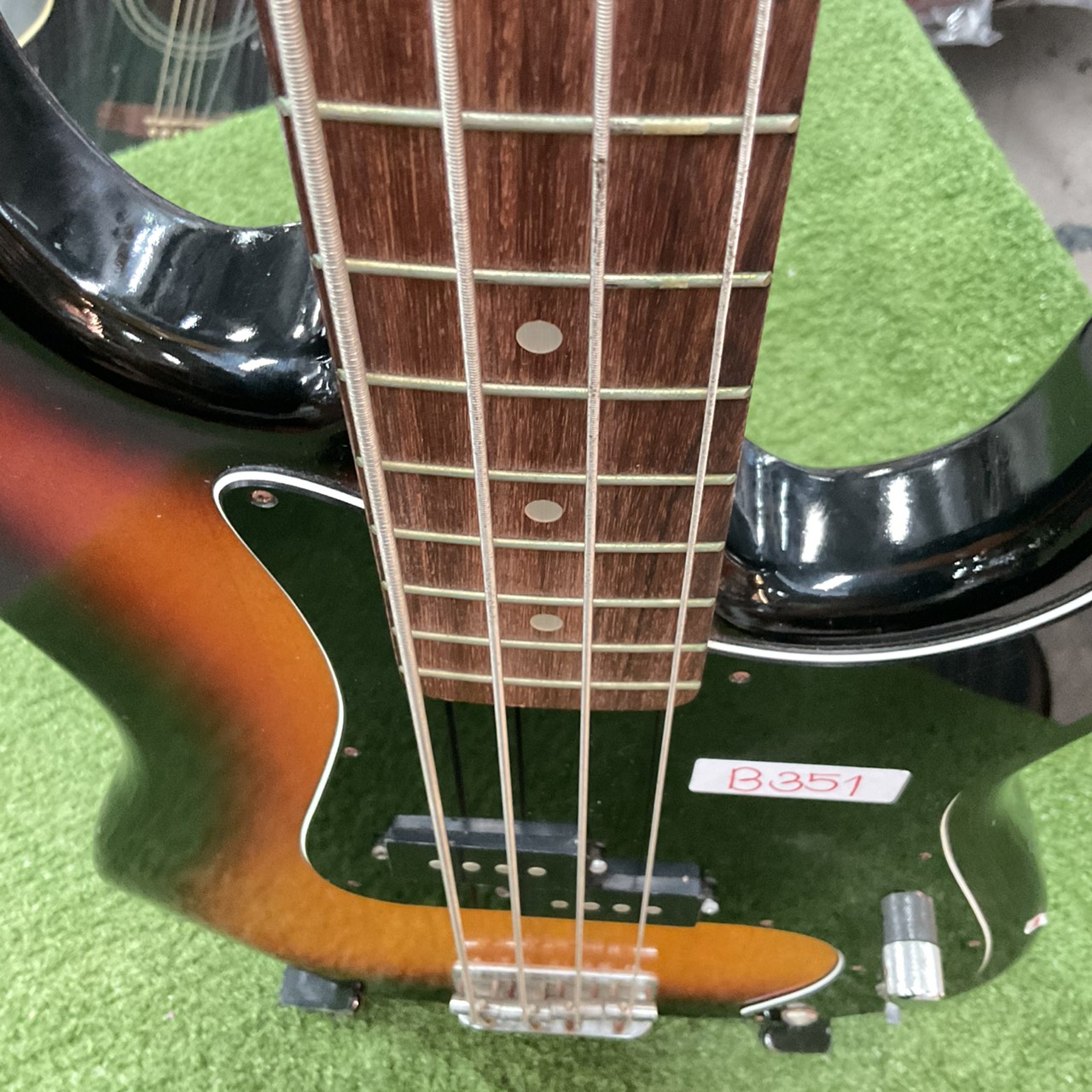 กีต้าร์เบส HOLLY : SPLENDOR