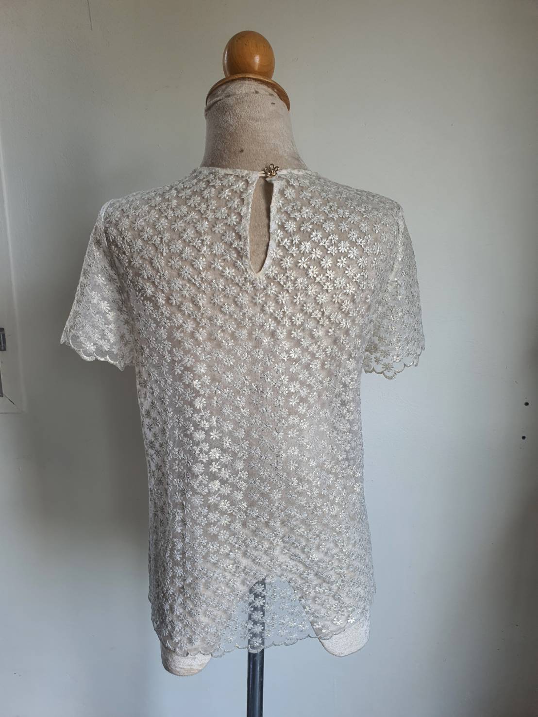 FF05270 เสื้อผ้ามือสอง ซีทรู ลายปัก สีขาวครีม อก 34 นิ้ว
