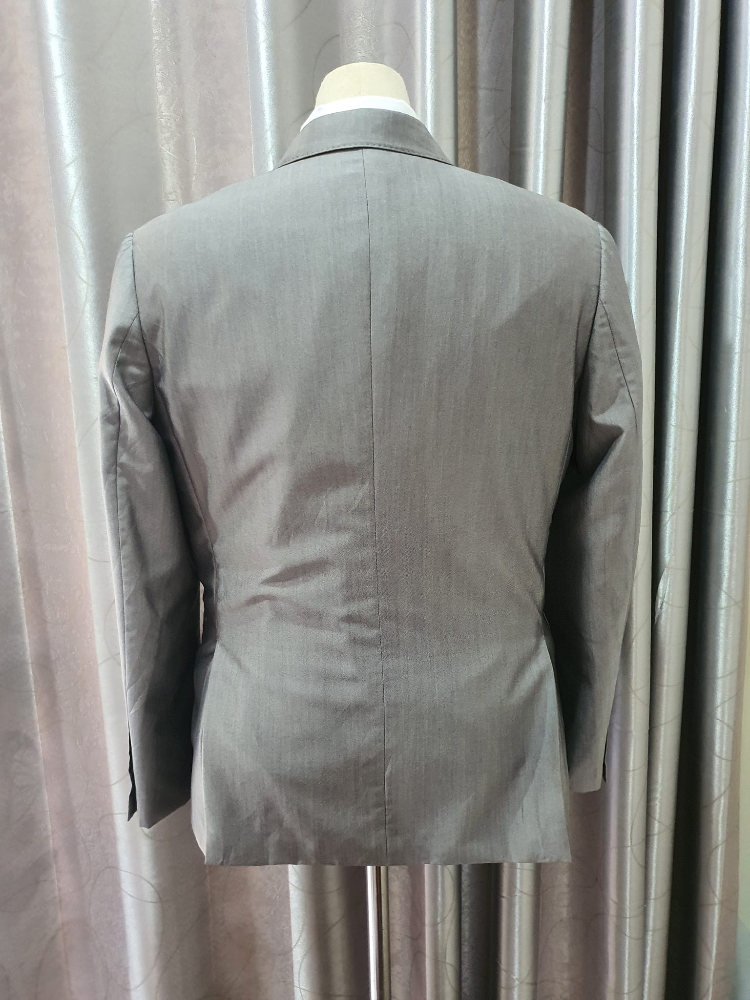 Suit0014 เสื้อสูท นำเข้า มือสอง สีเทาเหลือบเงามัน อก 38 นิ้ว