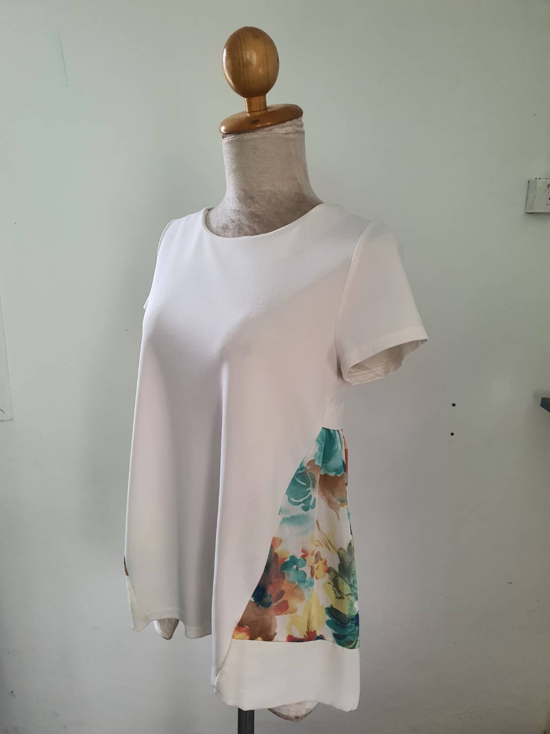 FF05632 เสื้อผ้ามือสอง สีขาวลาย tocco อก 33-34 นิ้ว
