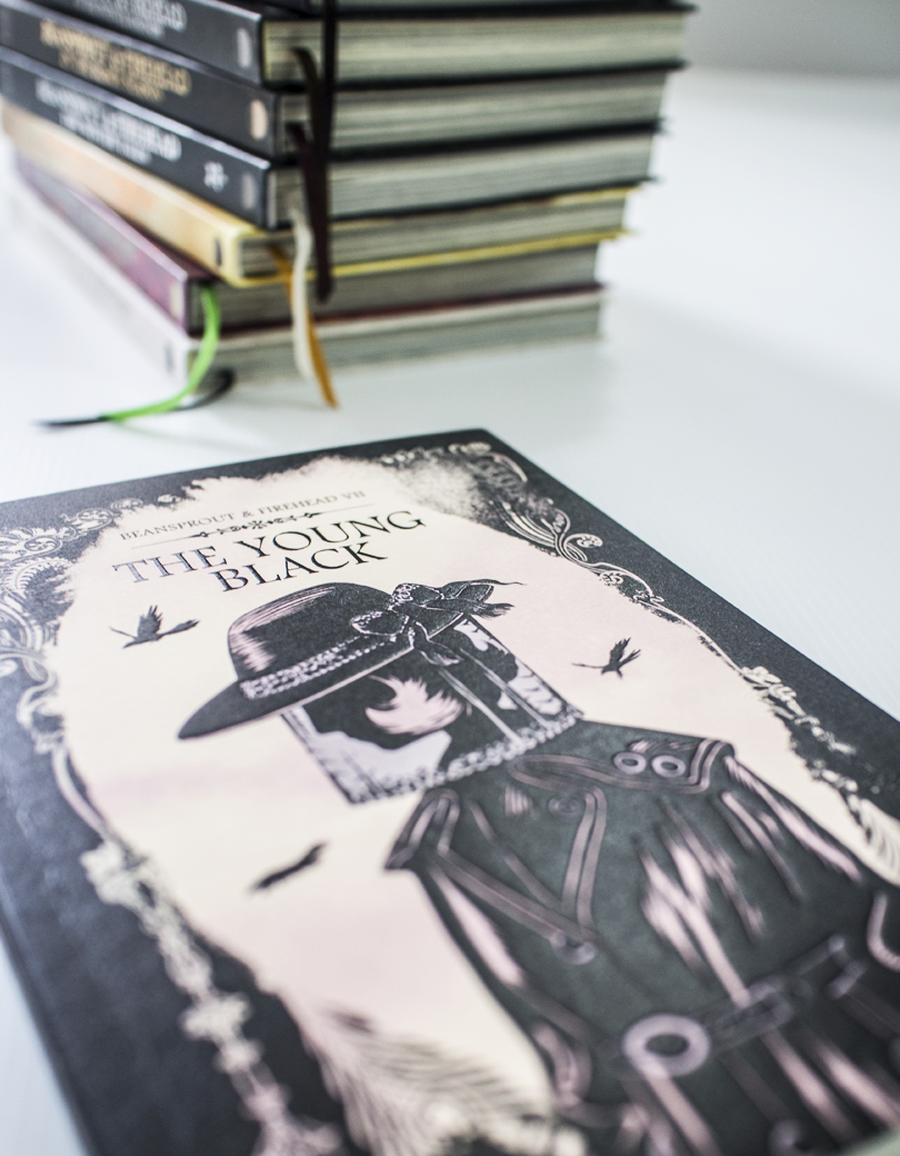 Beansprout & Firehead VII - THE YOUNG BLACK - ถั่วงอกและหัวไฟเล่ม 7 - เรื่องราวของสตรีชุดดำกับความทรงจำจากเงามืด (ปกกึ่งแข็ง)