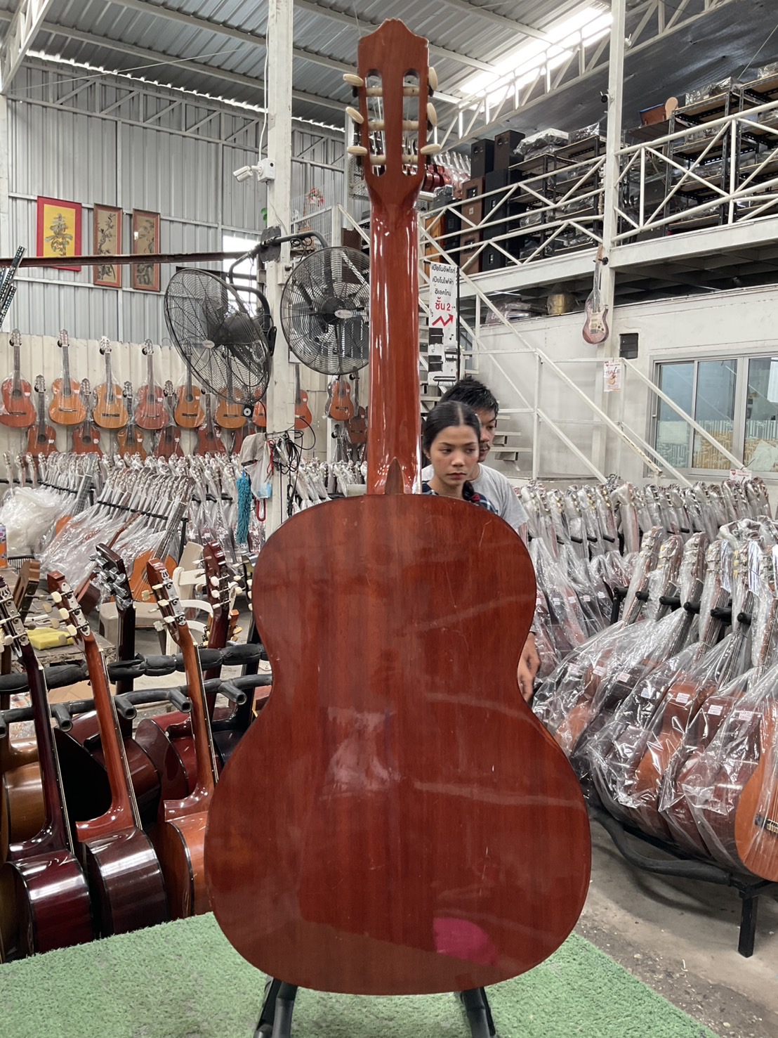 กีต้าร์คลาสสิค ยี่ห้อตามภาพ