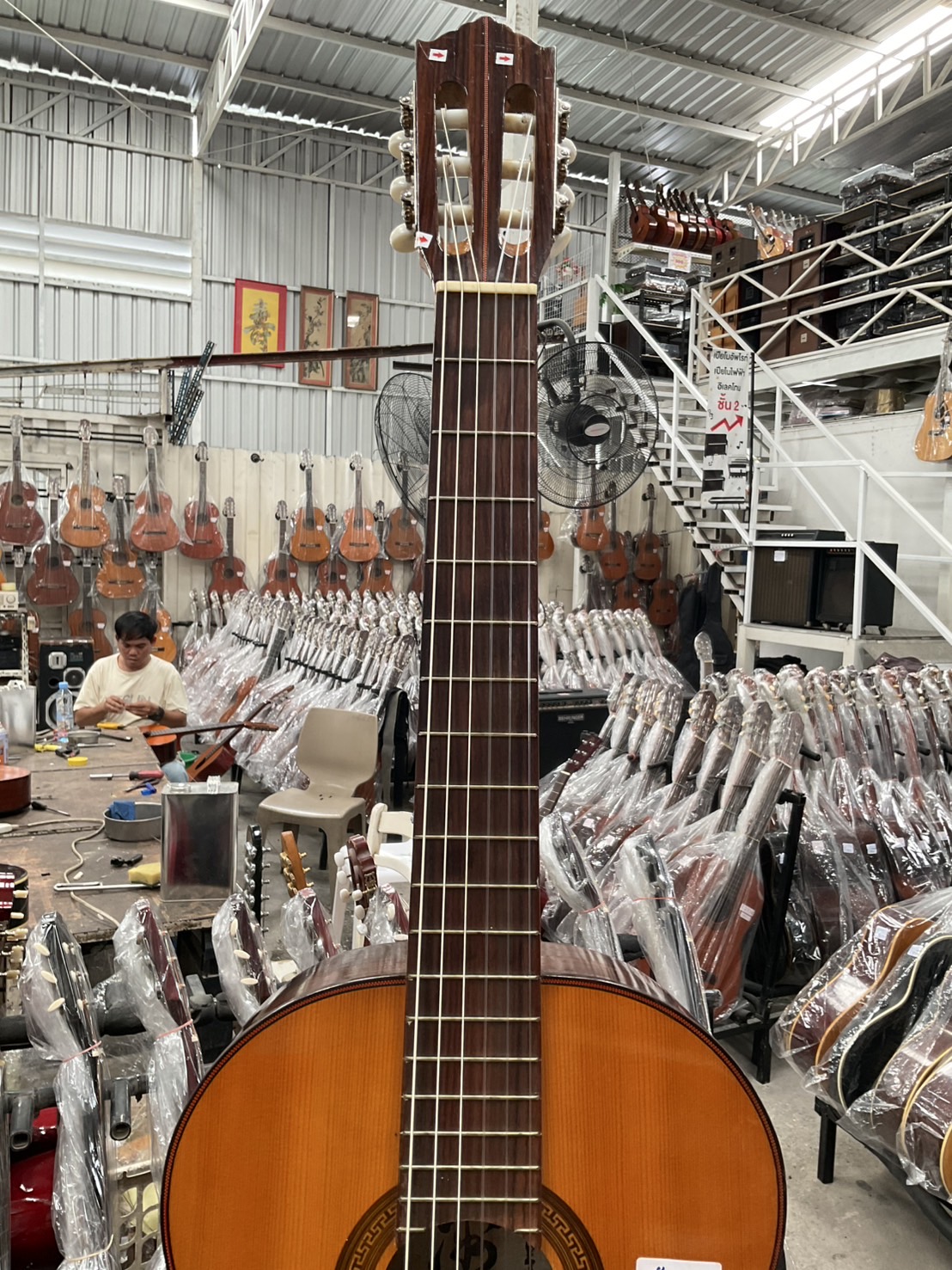 กีต้าร์คลาสสิค ยี่ห้อตามภาพ