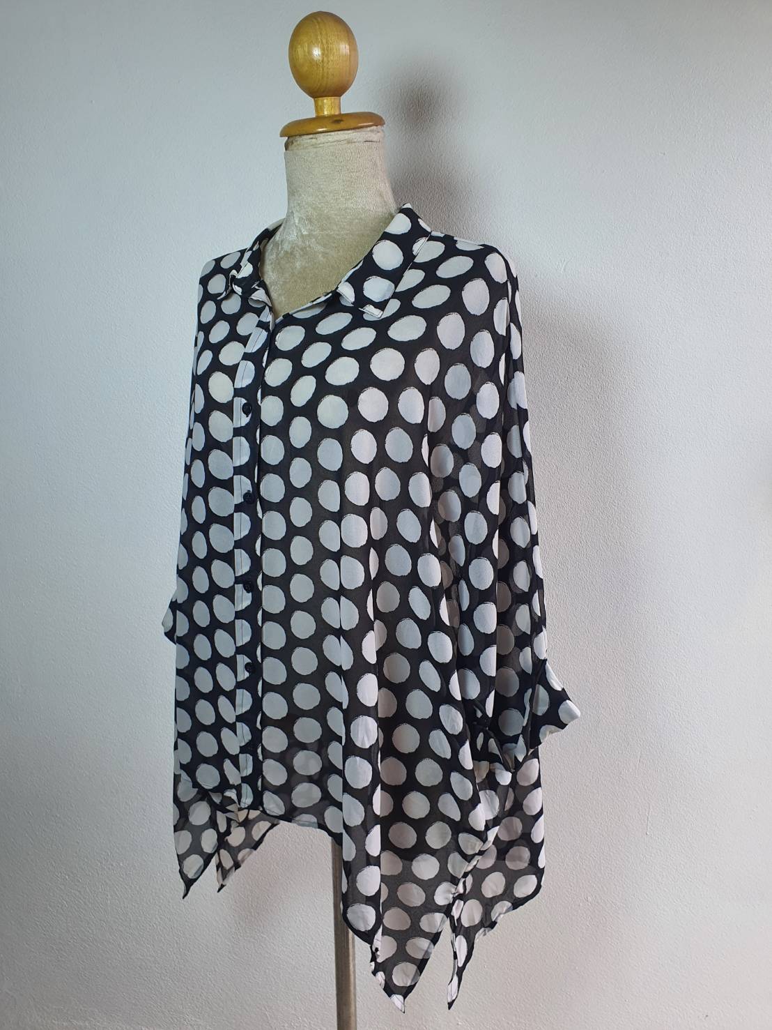 FF03878 เสื้อผ้ามือสอง สีดำลายจุดขาว แบรนด์ CHICO'S อก free