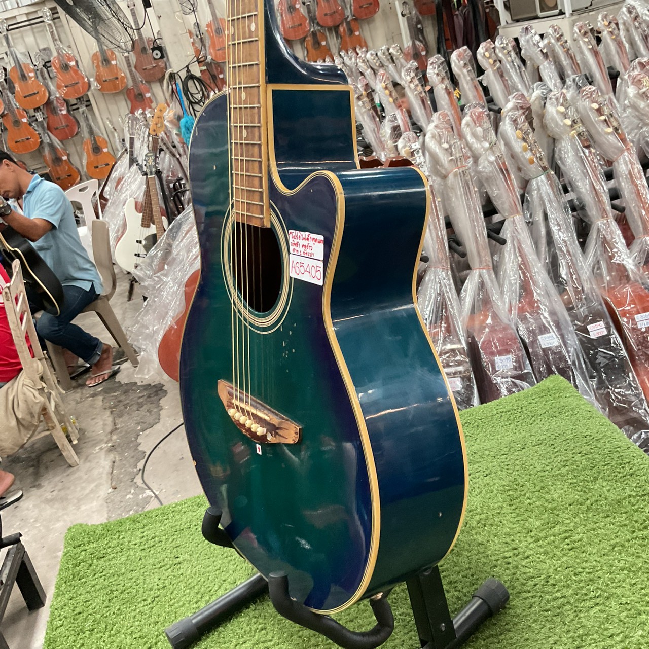 กีต้าร์โปร่งไฟฟ้า Mavis