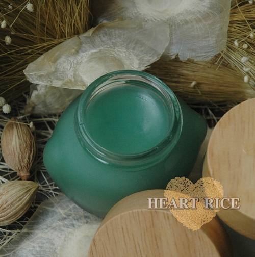 ยาหม่องสปาสมุนไพร สูตรผสมตะไคร้ LEMONGRASS BALM / Essential Balm ยาหม่องสปาสมุนไพร สูตรผสมตะไคร้ สดชื่นคล้ายกับมะนาว ไล่แมลง ผ่อนคลายร่างกายและจิตใจ