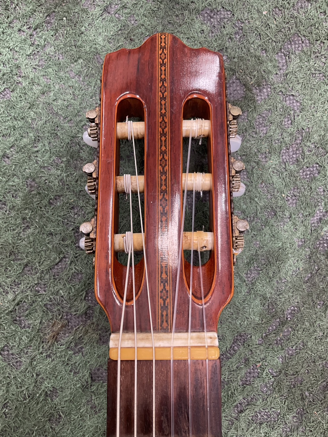 กีต้าร์คลาสสิค Abe Gut : 63D