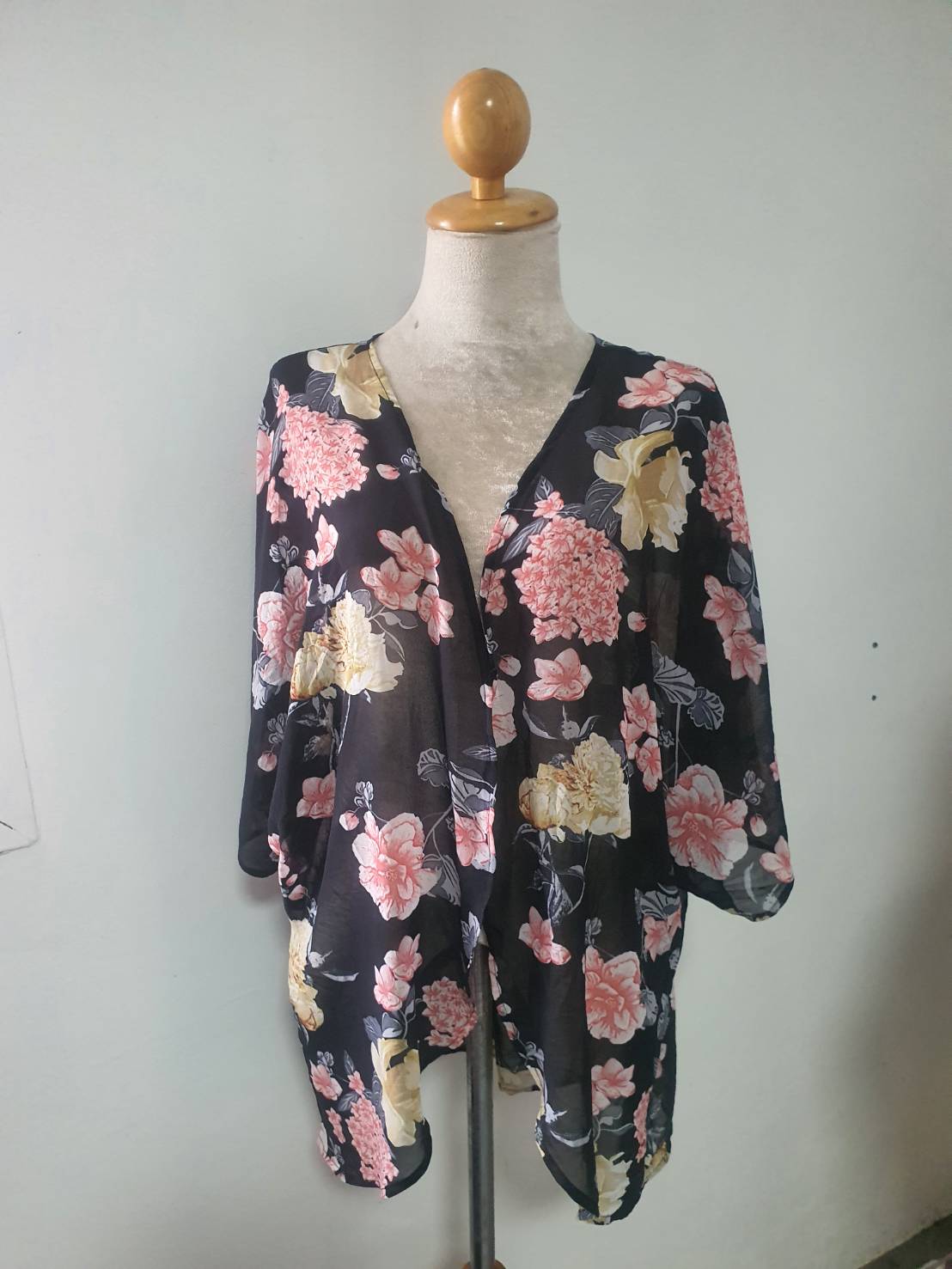 FF06419 เสื้อคลุมชีฟอง มือสอง สีดำลายดอกไม้ อก free
