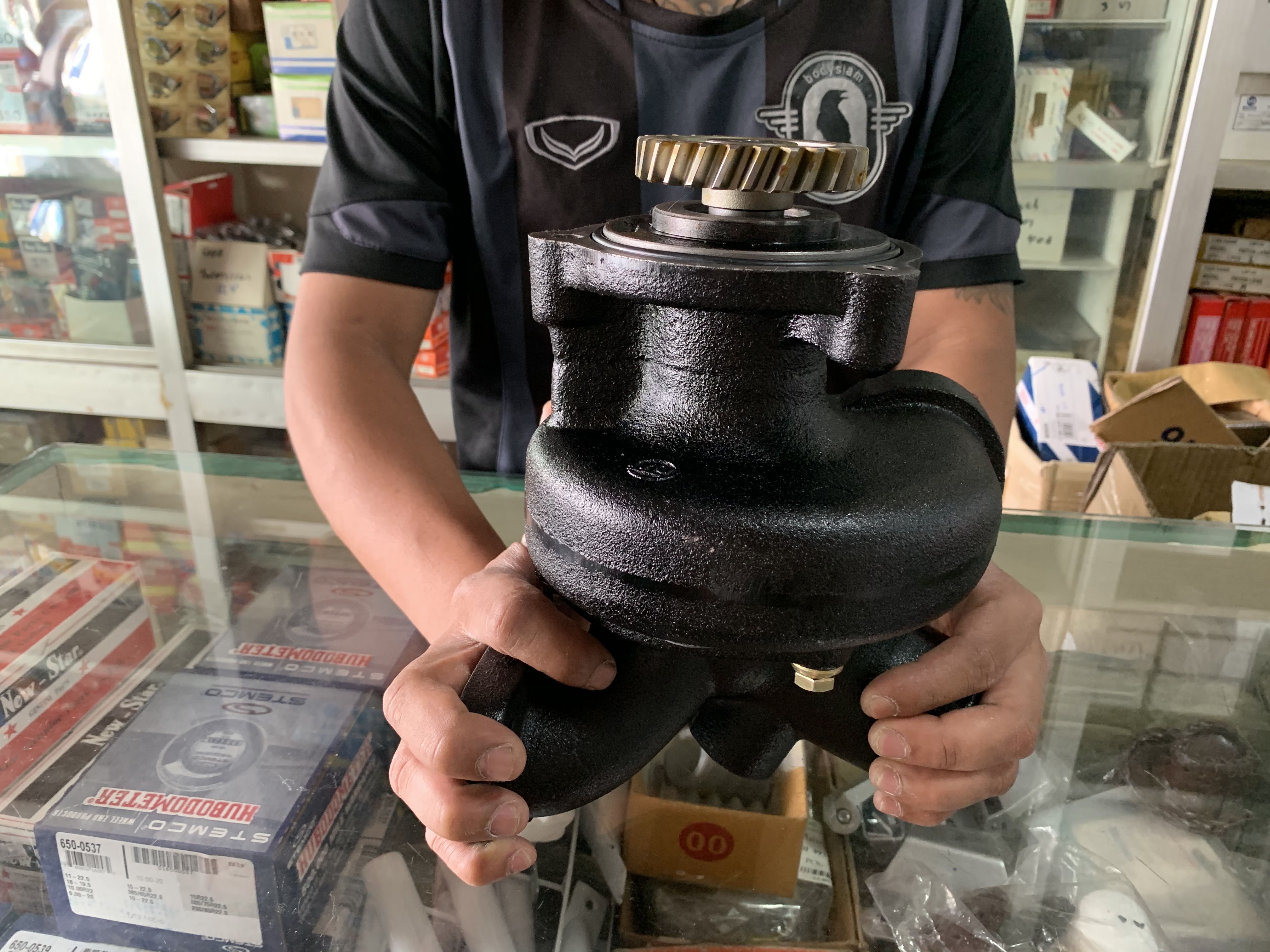 ปั๊มน้ำ NISSAN UD320 CWM454 PF6 รูเฟือง 15mm