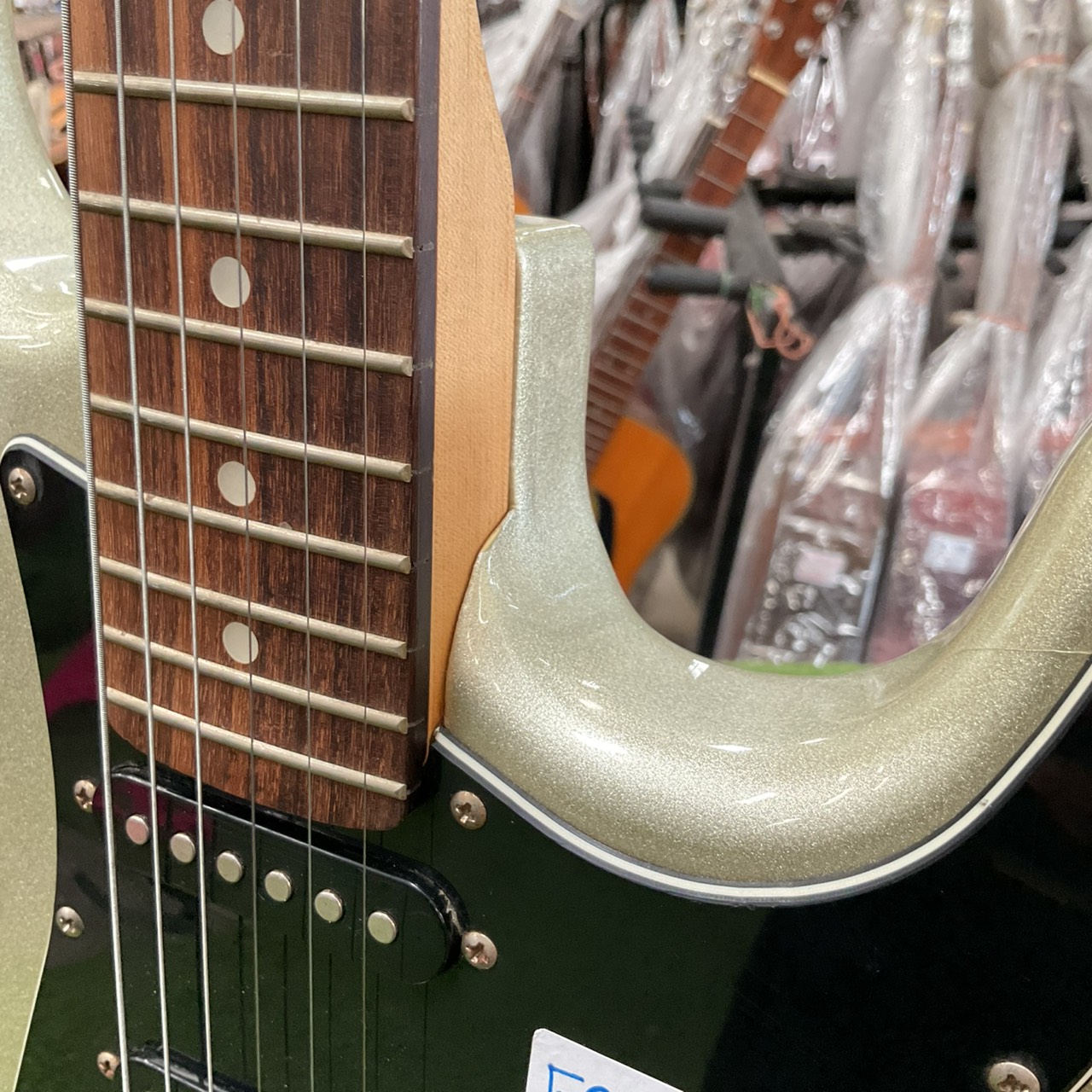 กีต้าร์ไฟฟ้า Mavis