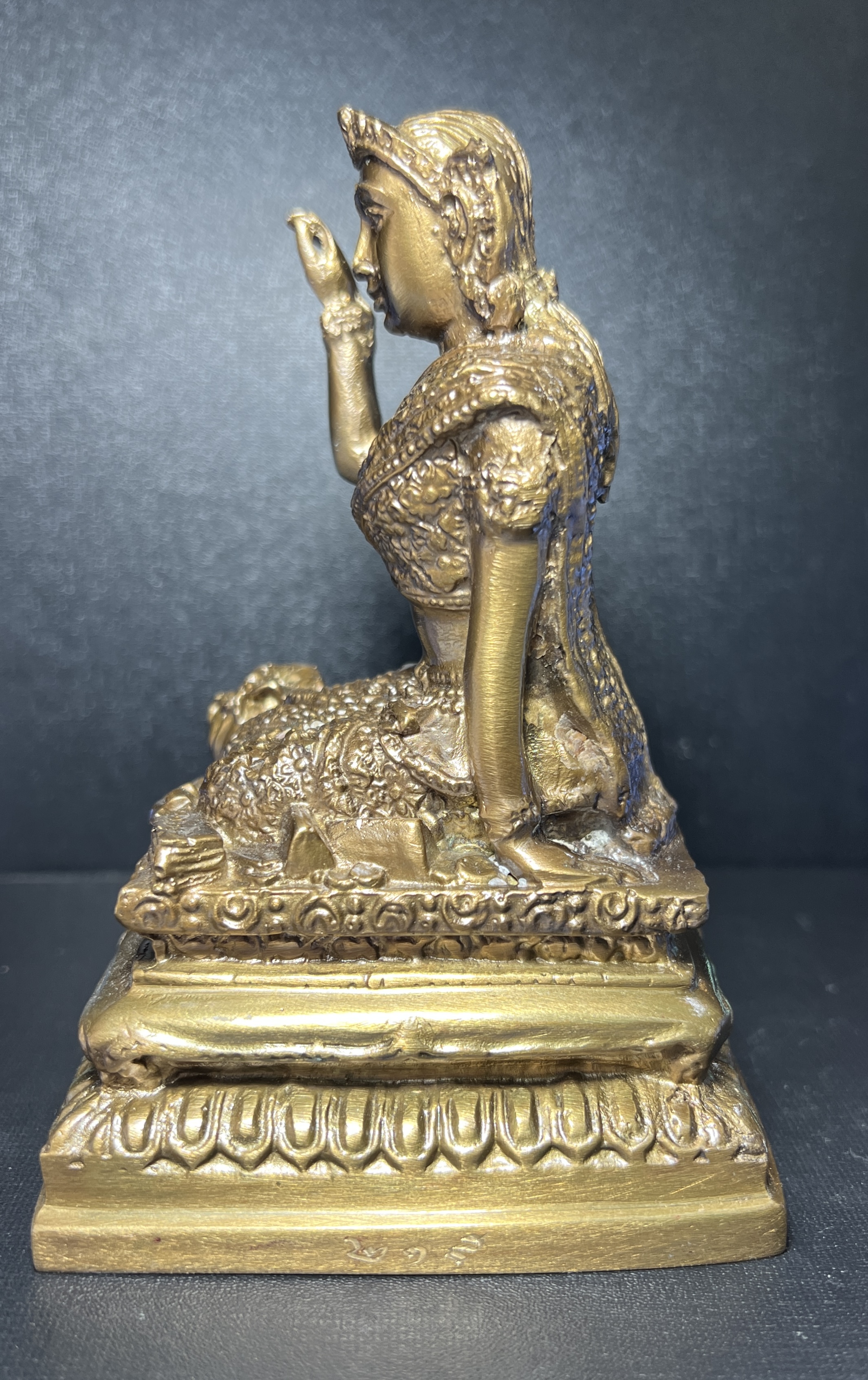 นางกวัก (ขนาดบูชา: สูง 6 นิ้ว x กว้าง 3 นิ้ว, เนื้อโลหะ,รมมันปู) Nang Kwak. (altar statue: height 6 inches x width 3 inches, metal material, brown plated) SKU-02036