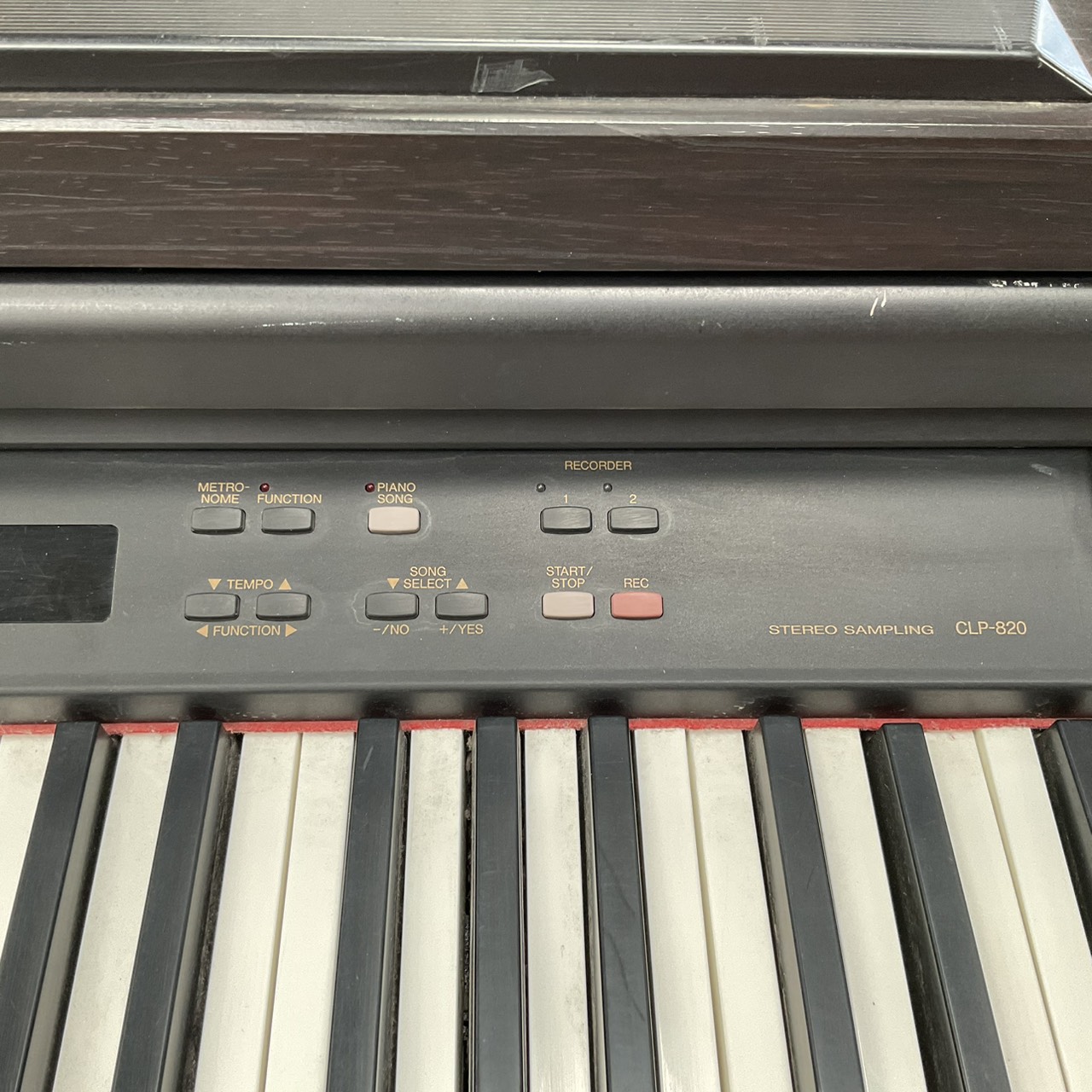 เปียโน YAMAHA : CLP-820 สินค้าไม่พร้อมใช้งาน (ต้องซ่อม)