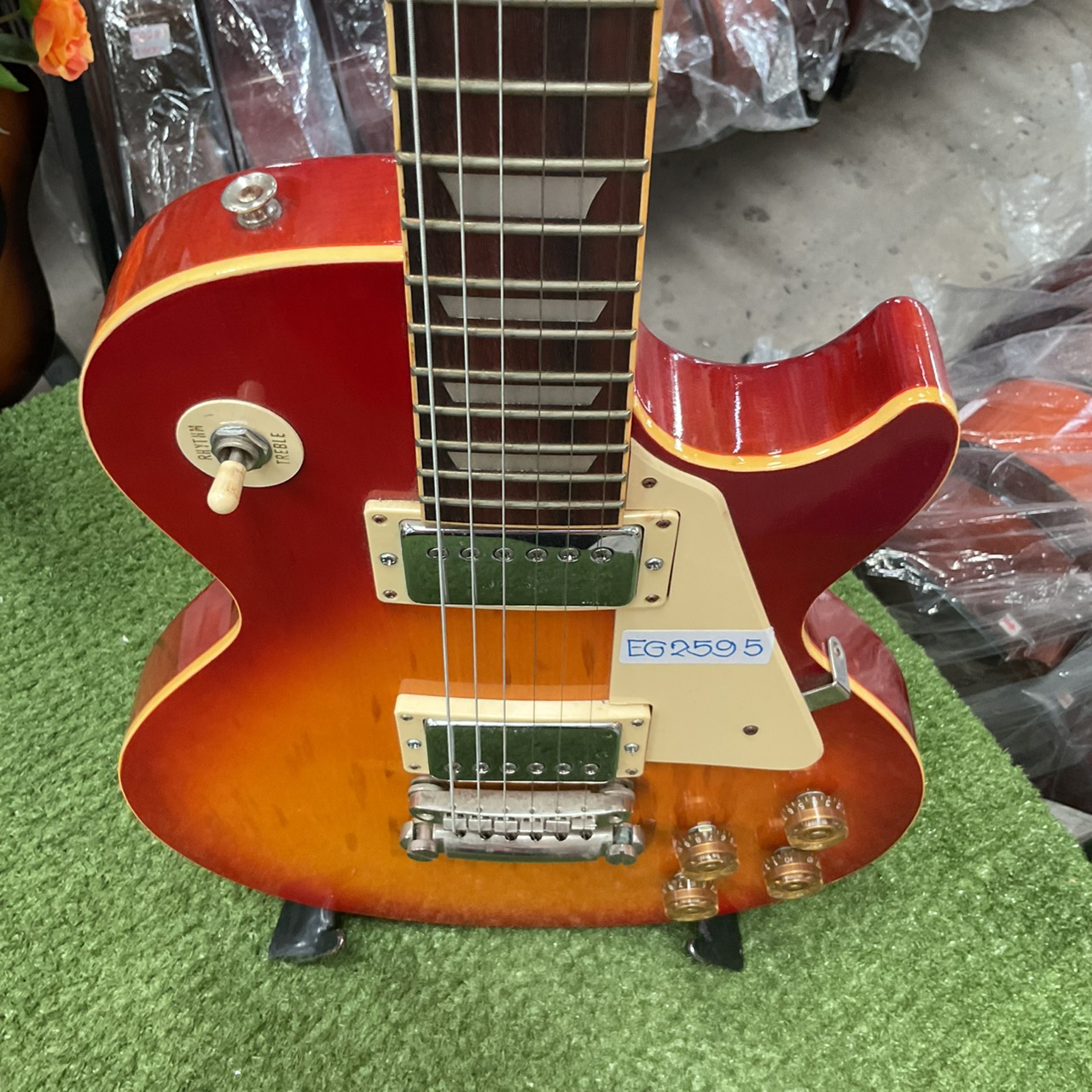 กีต้าร์ไฟฟ้า HOLLY